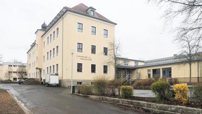 Bild: kek
Es bleibt dabei: Die Grundschule in Auerbach wird abgerissen und neu gebaut. Durch das Haushaltskonsolidierungskonzept wird das Projekt allerdings abgespeckt.