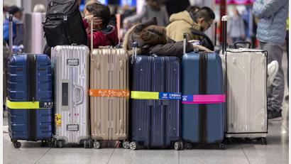 Symbolbild: Thomas Banneyer/dpa
Kommt der Koffer weg, haftet die Airline dafür.
