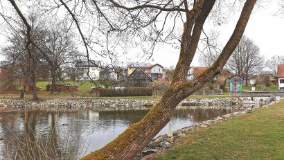 Bild: Portner
Die Stadt kann das Marktweihergelände aufgrund gesicherter Förderung attraktiver gestalten. Dazu gehört ein neuer Spielbereich auf der Wiese in Richtung Bebauung Sandradl.