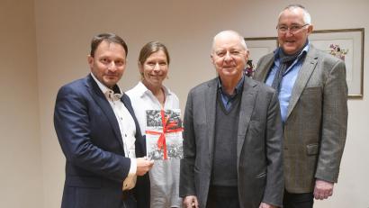 Bild: Gabi Schönberger
Weidens Oberbürgermeister Jens Meyer bekommt als einer der Ersten die Neuausgabe des Buches "Sie kommen! Die letzten Kriegstage in der Oberpfalz 1945" von Christine Ascherl, German Vogelsang und Josef Roidl (von links).