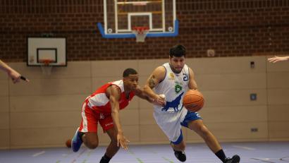 Archivbild: Dieter Jäschke
Die Weiden SEC Baskets und Benjamin Pradenas (am Ball, Szene aus einem früheren Spiel) treten am kommenden Samstag bei der SpVgg Rattelsdorf an.