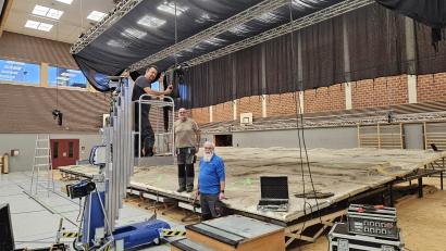 Bild: Stadt Kemnath/Carolin Böckl/exb
Peter Hackl und Wolfgang Heser (von rechts) haben Anfang Dezember in der Mehrzweckhalle begonnen, die Bühne für die Kemnather Passion aufzubauen. Unterstützung bekommen sie dabei unter anderem von Alexander Schmid (links), der sich um die Technik kümmert,