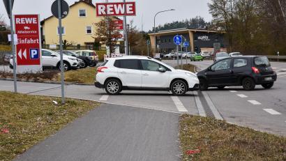 Bild: Stephan Huber
Neben der Vilstalstraße in Kümmersbruck, direkt unter dem Geh- und Radweg (im Vordergrund), verläuft die alte Wasserleitung, die ab Anfang April ausgetauscht wird. Keine ganz einfache Baustelle, weil sie die Zufahrt zu mehreren Einkaufsmärkten betrifft.