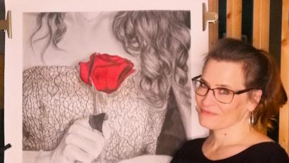 Bild: Voigt
Nicol Voigt aus Cham feiert im Kunsthaus ihre Ausstellungspremiere. Das Gemälde, vor dem die Künstlerin steht, nennt sie "Romanze".
