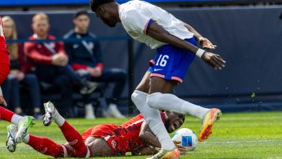 Bild: Ringo Chiu/ZUMA Press Wire/dpa
Alphonso Davies (unten) verletzte sich im Länderspiel gegen die USA.