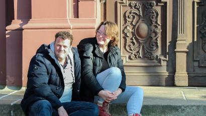 Bild: Dagmar Williamson 
Sie teilen sich die erste Pfarrstelle in der Amberger Paulanergemeinde: Christoph und Julia Maser. Hier kommen sie nach dem Umzug aus Bayreuth auf den Stufen der Paulanerkirche in der Sonne etwas zur Ruhe.