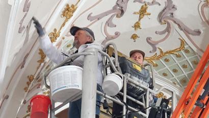 Bild: mas
Mit dem Hubsteiger erreichten Kirchenmaler Viktor Schott und sein Kollege Tobias Möwes jede Stelle der über zehn Meter hohen Pfarrkirche St. Georg.