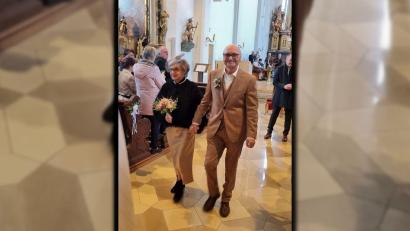 Bild: Irmgard Kummert
Ganz locker - genau so wollten Hildegard Gallitzendörfer und Hans Luber ihre Hochzeit. Nach 29 gemeinsamen Jahren haben sie mit 70 und 75 Jahren jetzt in Hahnbach kirchlich geheiratet.