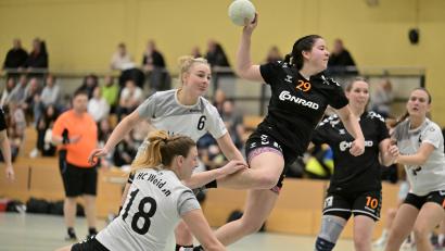 Archivbild: Hubert Ziegler
Für die Handballerinnen der HG Amberg (schwarze Trikots) ist der sportliche Abstieg aus der Bezirksoberliga fast besiegelt.