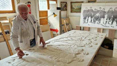 Bild: Wendl
Hans-Georg Hierl in seinem Atelier in Ebermannsdorf. Er erarbeitet ein Gipsmodell, auf dem Eishockeyspieler der Straubing Tigers dargestellt sind, geschnitzt und modelliert nach dem Originalfoto im Hintergrund. Dieses Modell dient zur Herstellung einer Bronze-Tafel, die im August am Eisstadion in Straubing angebracht werden soll.