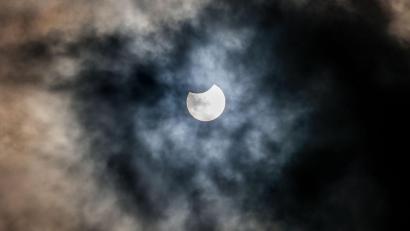 Archivbild: Axel Heimken/dpa
In Bayern werden die Wolken wohl kaum einen Blick auf die Sonne zulassen.