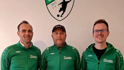 Bild: Hanauer
Hans Jürgen Linge (Mitte) folgt im Sommer als Trainer bei der SpVgg Schönseer Land auf Fabian Dimper (rechts), der dann Sportlicher Leiter wird. Vorsitzender Franz Dietl freut sich über die neue Konstellation.
