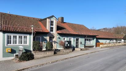Bild: bsc
Der Umbau des alten Rathauses (links im Bild) mit Eingliederung in das Kinderhaus (rechts im Bild) ist im ersten Bauabschnitt im Haushaltsplan 2025 mit 500.000 Euro angesetzt.