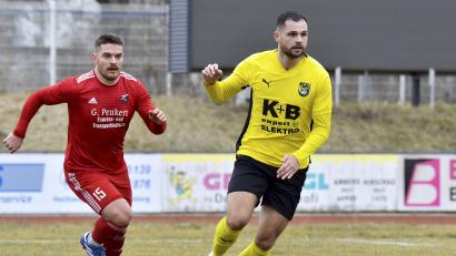 Archivbild: Hubert Ziegler
Für Maximilian Witzel (rechts) und den FC Amberg zählt im Landesliga-Kellerduell gegen den TV Parsberg nur ein Sieg.