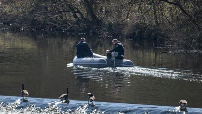 Bild: Boris Roessler/dpa
Neben den Ermittlungs- und Suchmaßnahmen ist auch der Einsatz von Tauchern geplant. (Foto von Donnerstag)
