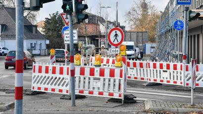 Symbolbild: Petra Hartl
Der Geh- und Radweg an der Regensburger Straße in Amberg war bereits im November gesperrt (Bild), jetzt gibt es an anderer Stelle wieder eine Sperre wegen eines Baugerüsts.