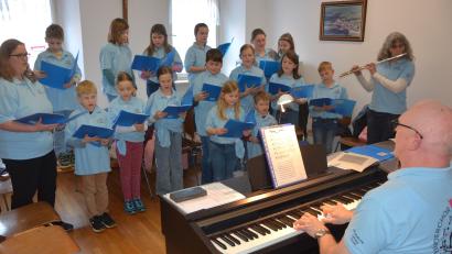 Bild: jr
Der Kinderchor der Pfarrei Bad Neualbenreuth feiert einjähriges Bestehen. Dazu gibt es an diesem Sonntag in der Kleinen Kappl um 10 Uhr einen Dankgottesdienst. Dafür proben die Mädchen und Jungs mit Armin Pörner (am Piano), Leiterin Michaela Ulrich (links) und Monika Werner (rechts).