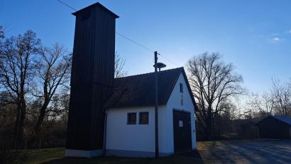 Bild: ak
Das alte Gerätehaus in Unterbruck muss auch das neue TSF aufnehmen. Ein neues Gebäude ist finanziell außer Reichweite, und wird auch von der Ortswehr nicht als notwendig erachtet.