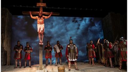 Bild: Bernd Schönfelder/exb
Der Kreis schließt sich: Roland Krauß hängt als Jesus am Holzkreuz, das einer seiner Vorfahren beim Milchhofgelände hat errichten lassen. Er verkörpert dieses Jahr zum dritten Mal bei der Kemnather Passion den Gottessohn.