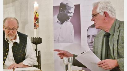 Bild: Thomas Dobler  
Stefan Voith (links) und Autor Bernhard Setzwein bei der szenischen Lesung in der evangelischen Versöhnungskirche in Neunburg vorm Wald. Im Hintergrund sieht man Fotos von Dietrich Bonhoeffer (oben) und Josef Müller, genannt "Ochsensepp", dem Gründer der CSU.