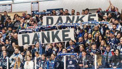 Bild: Elke Englmaier
"Danke" sagen die Blue Devils Weiden am Sonntag zu Fans, Sponsoren und Gönnern.