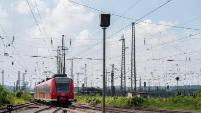 Archivbild:  Guido Kirchner
Der Bau von Oberleitungen (hier am Bahnhof in Dortmund) ist ein zentraler Bestandteil der geplanten Elektrifizierung ostbayerischer Bahnstrecken.