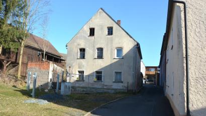 Bild: jr
Dieses Gebäude im Höflaser Weg soll heuer noch abgerissen werden. Die Straßenführung wird dadurch verbreitert, weiter gibt es neue Parkplätze und einen kleinen Platz mit Aufenthaltsqualität.