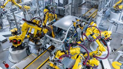 Bild: Armin Weigel/BMW AG
Ein Blick in den Karosseriebau des BMW-Werks Regensburg.