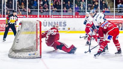 Archivbild: Tobias Neubert
Jonas Neffin (links), Goalie der Eisbären Regensburg, avancierte zum Matchwinner gegen die Selber Wölfe.