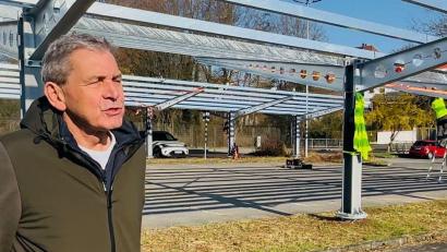 Bild: Gajeck-Scheuck
Der zuständige Stadtwerke-Mitarbeiter Wolfang Dotzler freut sich über die neue PV-Anlage auf dem Hockermühlbad-Parkplatz. Der Ausbau der regenerativen Energien komme Amberg und der Region zugute.