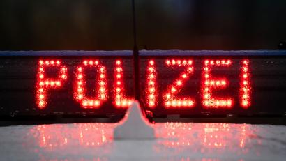 Bild: Soeren Stache/dpa
Über die Autobahn, eine Landstraße und schließlich zu Fuß durch ein Waldstück flüchtete ein Autofahrer vor der Polizei. (Symbolbild)