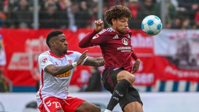 Bild: Armin Weigel/dpa
Immer hautnah dran: In der weiten Hälfte kämpfte der SSV Jahn Regensburg den 1. FC Nürnberg nieder. In dieser Szene bearbeitet Frederic Ananou (links) den Club-Torschützen Janis Antiste.