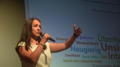 Bild: fz
Die Teilnehmer des Landfrauentags machen beim Vortag von Digitalberaterin Tanja Renner per QR-Code übers Smartphone mit.