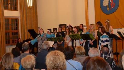 Bild: dob
Beim "KiWi"-Konzert im Rathaussaal war Spaß, Freude, Fröhlichkeit und die Musik Trumpf. Das Publikum war begeistert. Innerhalb kurzer Zeit wurden aus den "KiWis" Abba-Queens.