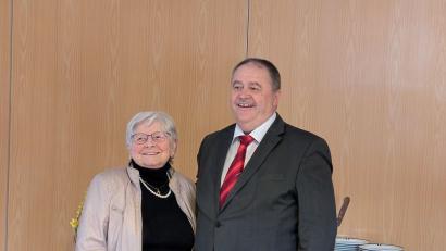 Bild: doz
Die Jubilarin Anneliese Schöpf zusammen mit Bürgermeister Peter Dotzler.