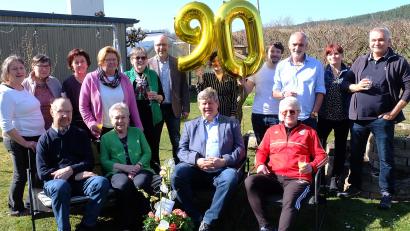 Bild: wlr
Die ersten Gratulanten wünschen Elisabeth Mattes (vorne sitzend) alles Gute zum 90. Geburtstag. Darunter ihr Bruder (links) und Bürgermeister Martin Schregelmann.