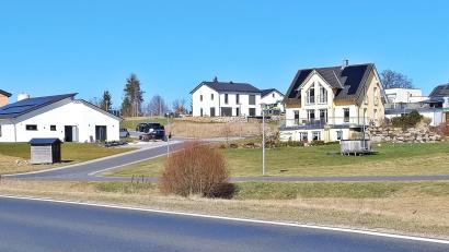 Bild: ld
Nach der Meinung der Bauverwaltung des Landratsamtes ist für die untere Reihe (links im Bild) im Baugebiet "Brunnäcker" ein Schallschutzgutachten nötig.