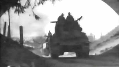 Bild: Archiv Gerald Morgenstern
Als die Amerikaner die Oberpfalz eroberten: die Kampftruppe B der US-Armee mit einem Sherman-Panzer unter der Bahnunterführung in Vorbach.