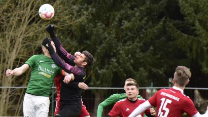 Bild: ham
Der Vohenstraußer Torwart Julian Muessig klärt im letzten Moment vor Christoph Lindner vom FC Wernberg. Der FC gewann daheim mit 1:0.