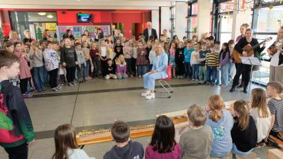 Bild: Fred Lehner
Die Überraschung ist gelungen. In der Aula begrüßen die Schulkinder die neue Rektorin mit Tanz und Gesang.