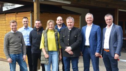 Bild: fdl
Die Vorstandschaft der DGE (von links): Vositzender Manuel Falk, Kassier Marco Meier, 2. Vorsitzender Thomas Kummer, Schriftführerin Angelika Meyer und Betriebsleiter Gemeinschaftshaus Daniel Kummer, trafen sich vor dem Gemeinschaftshaus mit Architekt Heinrich Schwirzer, MdL Harald Schwartz und Bürgermeister Hermann Falk.