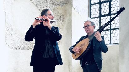 Bild: do
Mit "zauberhaften Klängen, deren Wohllaut tief zu Herzen geht" erinnern Michael Kämmle (Traversflöte) und Axel Wolf (Laute) an die Musik vom Musenhof der Wilhelmine von Bayreuth.