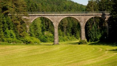 Archivbild: Petra Hartl
Weil ein 65-Jähriger auf einer Brücke klettern wollte, hat er einen Schaden am historischen Bauwerk verursacht.