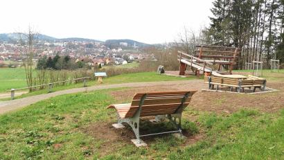 Bild: Portner
Die XXL-Panoramabank am Galgenberg hat Zuwachs bekommen: Auch Sonnenliege und Sitzgruppe bieten einen tollen Blick über Oberviechtach.