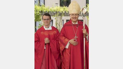 Archivbild: altrofoto.de
Der neue Schwarzenfelder Pfarrer Maximilian Moosbauer (links) wird von Bischof Rudolf Voderholzer 2019 zum Priester geweiht.