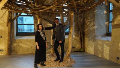 Bild: wel
CeBB-Leiterin Veronika Hofinger und der Vorsitzende des Trägervereins Bavaria Bohemia, Landrat Thomas Ebeling, berichten über das Aufgabenpensum das im vergangenen Jahr im CeBB bewältigt wurde. Das überdimensionale Nest ist als Dauerausstellung zu besichtigen.