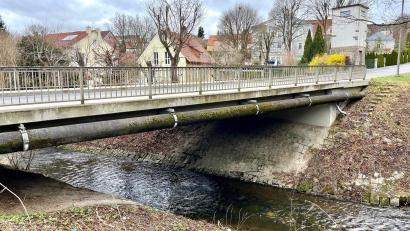 Bild: Gabi Schönberger
Neustadt drückt bei der Instandsetzung der Brücke über die Floß in der Fabrikstraße auf die Tube. Während der Sperrung bekommen Fußgänger und Radler einen Behelfsübergang.