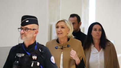 Bild: Alain Jocard/AFP/dpa
Der Schuldspruch blockiert aller Voraussicht nach Le Pens Möglichkeit, bei der Präsidentschaftswahl 2027 zu kandidieren (Archivbild).