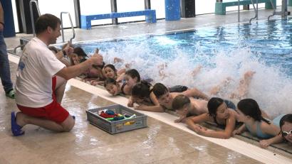 Bild: Hirsch
Daumen hoch: Der Kreisvorsitzende der Wasserwacht, Wolfgang Dantl ist zufrieden mit den Kindern, die innerhalb einer Woche das Schwimmen gelernt haben.