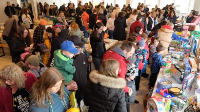 Bild: do
Rekordbesuch meldete die Speinsharter Mutter-Kind-Gruppe beim Bücher- und Spielemarkt im Gemeindezentrum. Die Besuchermassen hatten die Qual der Wahl, unter den vielen Tausend Medien das Richtige zu finden.